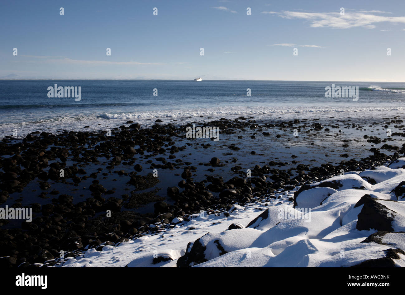 Panoramica di area aperta del mare e della spiaggia in Thorlakshofn Islanda Foto Stock