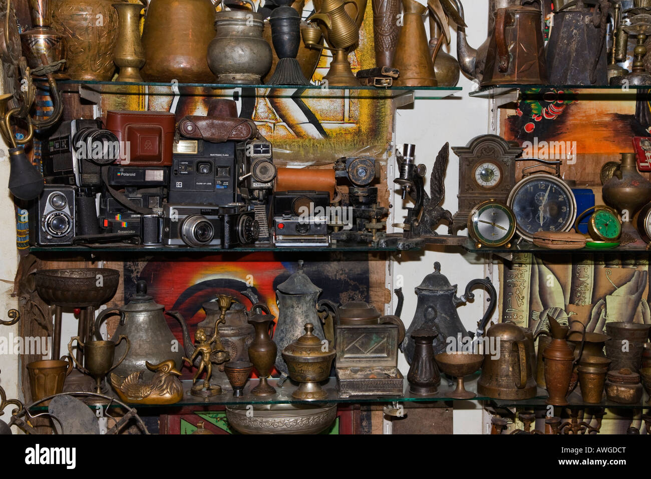 Selezione di oggetti in vendita in un mercato in stallo Souk Naama Bay Sharm el Sheikh Egitto Foto Stock