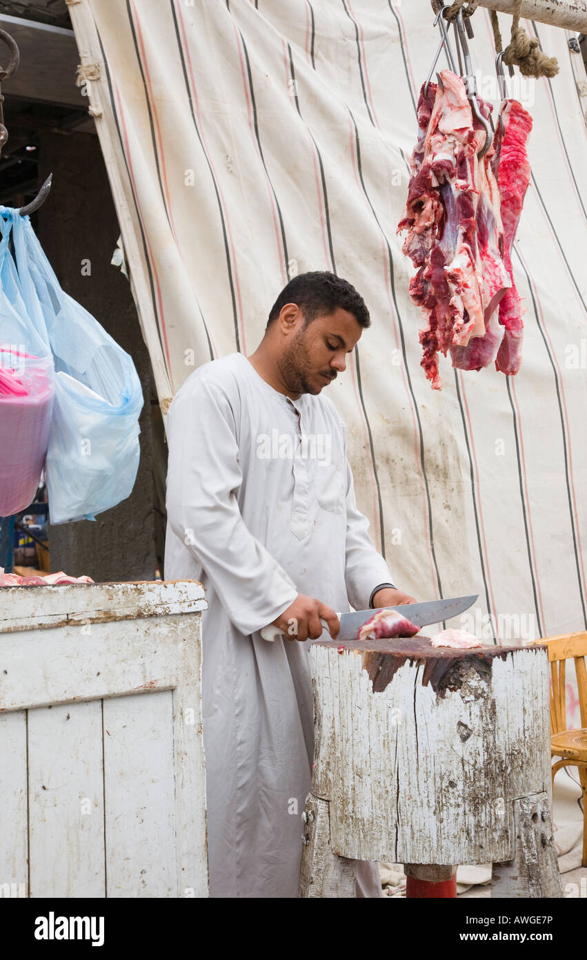 Macellaio egiziano al lavoro del taglio della carne a Sharm vecchia Sinai Foto Stock