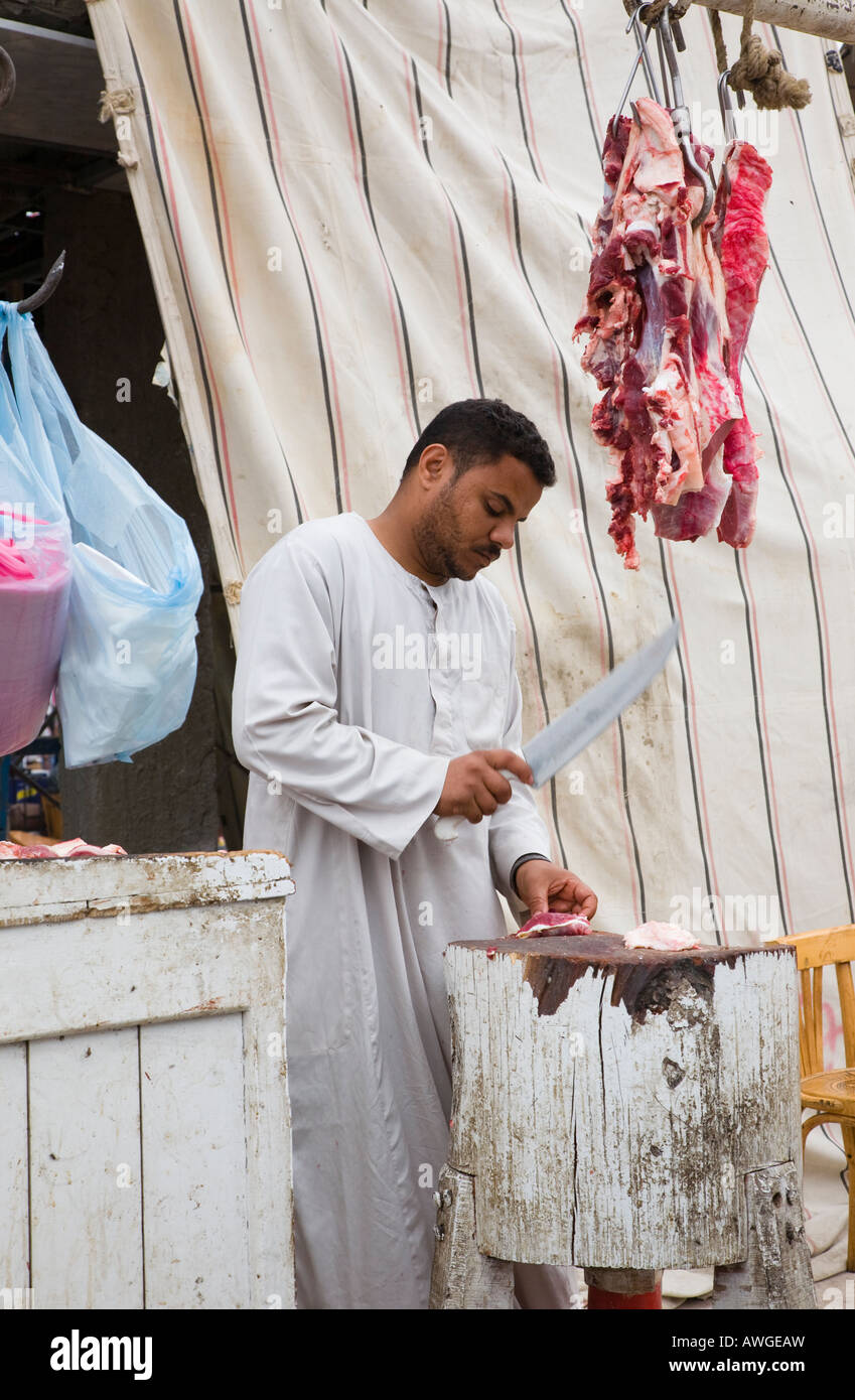 Macellaio egiziano al lavoro del taglio della carne a Sharm vecchia Sinai Foto Stock