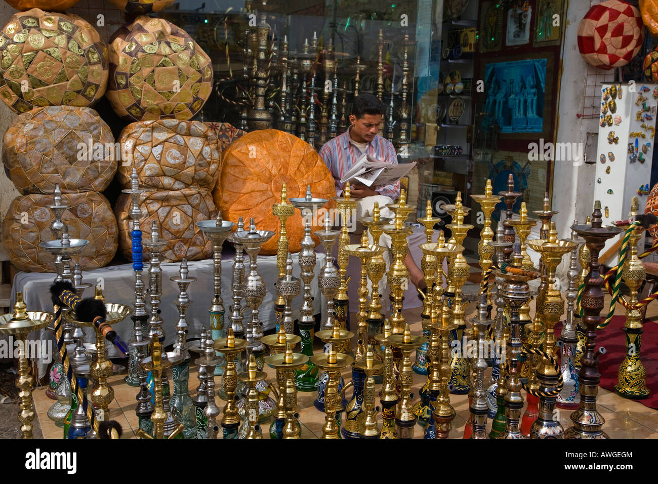 L'uomo vendere shisha pipe e cuscini in pelle a Sharm vecchia Sinai Egitto Foto Stock