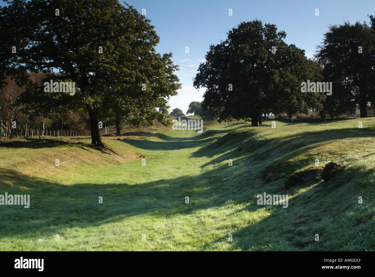 Guardando verso est lungo la Antonine Wall verso Rough Castle, Bonnybridge, Falkirk, Scotland, Regno Unito. Foto Stock