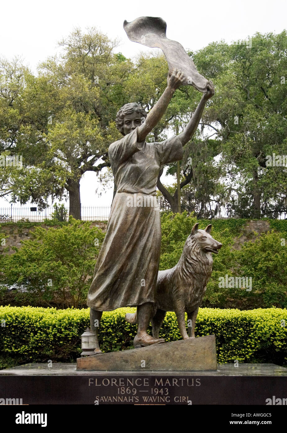 Una statua di bronzo di Florence Martus, la "ragazza ondulante" di Savannah (1869-1943), onora i suoi decenni di saluto alle navi di passaggio con un'onda amichevole. Foto Stock