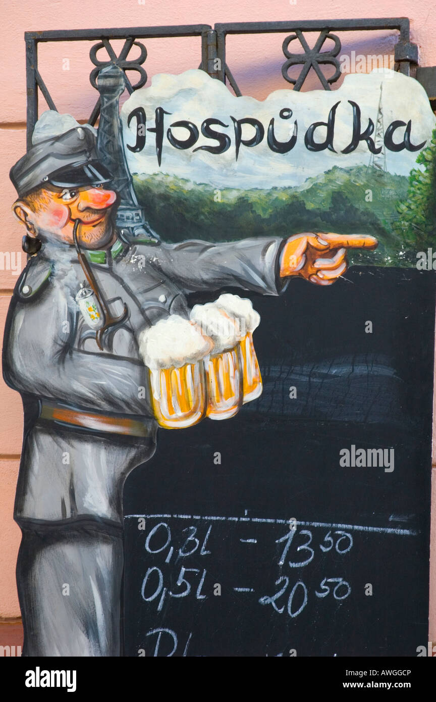 Al di fuori di un tradizionale pub di Praga in Mala Strana district Foto Stock