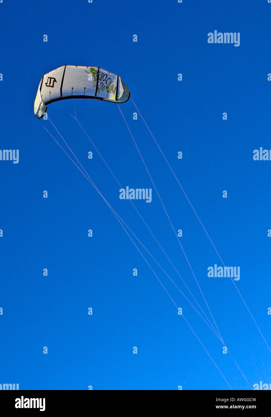 Il kite surf, kite visto solo in alto nel cielo blu sull'estremità delle stringhe. Foto Stock