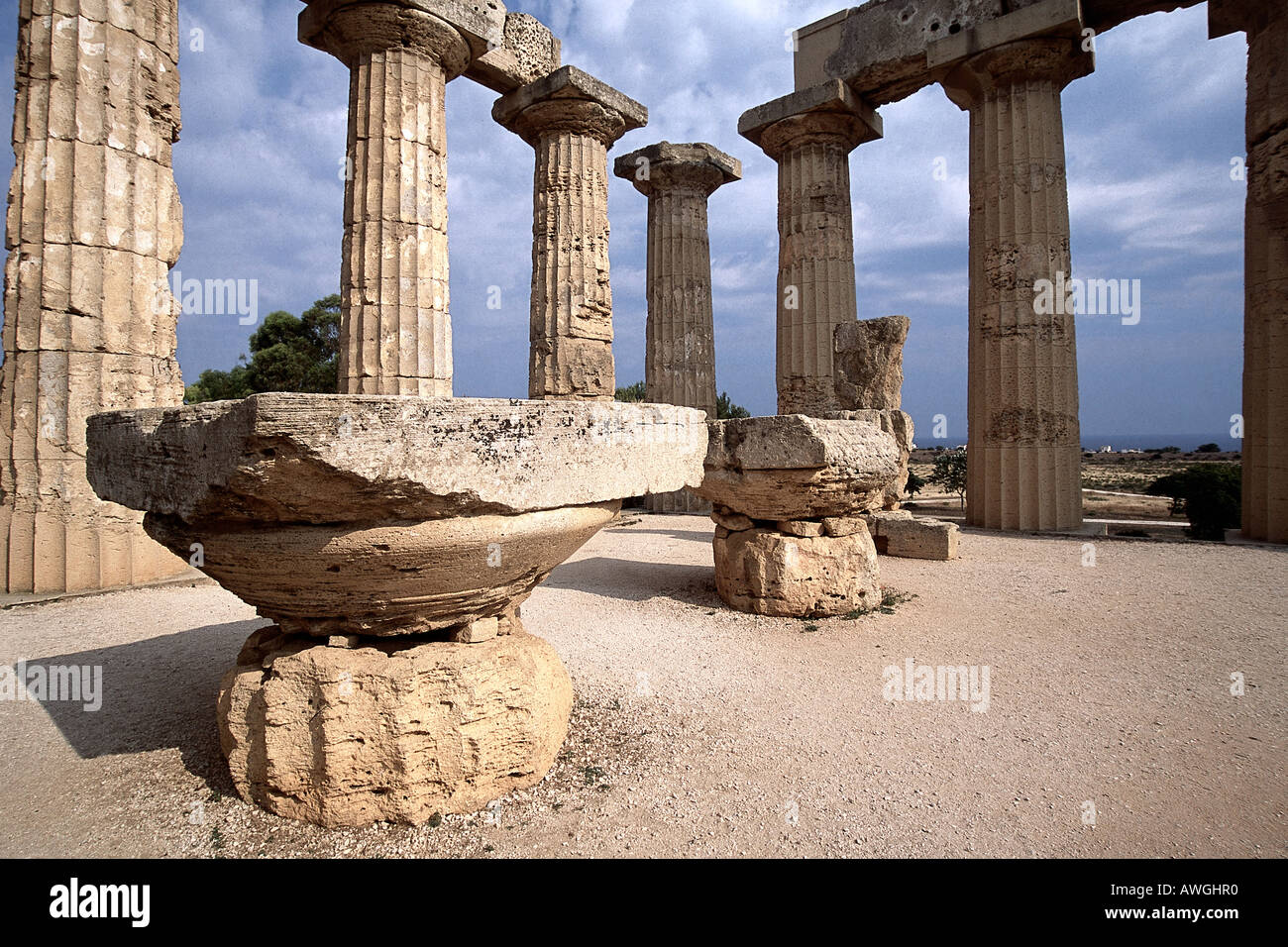 L'Italia, sicilia, Selinunte, Tempio e intatta, colonne e frontoni caduti all'interno del tempio Foto Stock