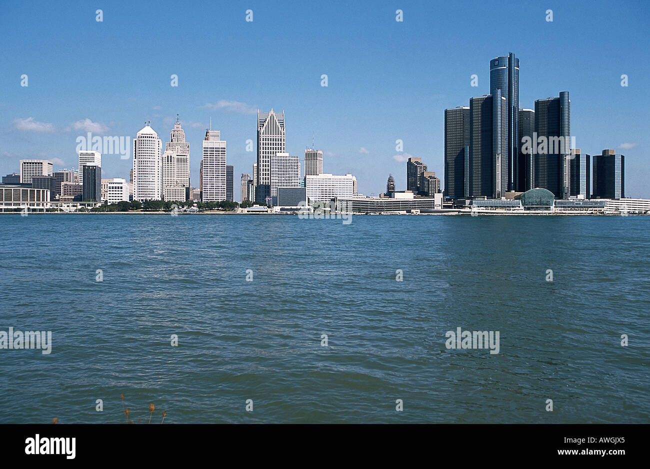 Stati Uniti d'America, Michigan, Detroit, luccicanti grattacieli, compresi Renaissance Center, visto dal lato canadese del Fiume Detroit Foto Stock