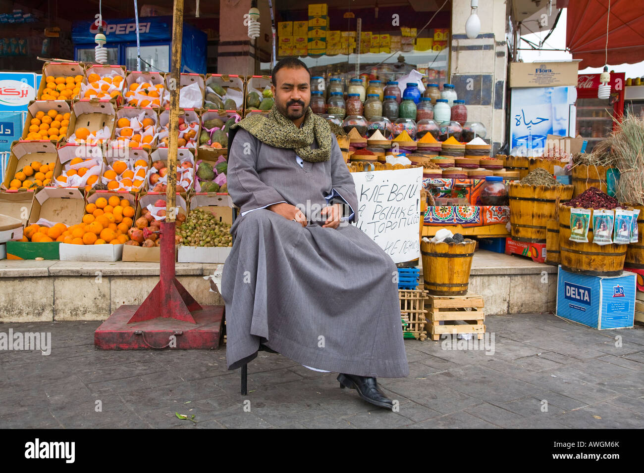 La frutta e la verdura shop Old Sharm Egitto con il negoziante seduta al di fuori della sua sede Foto Stock