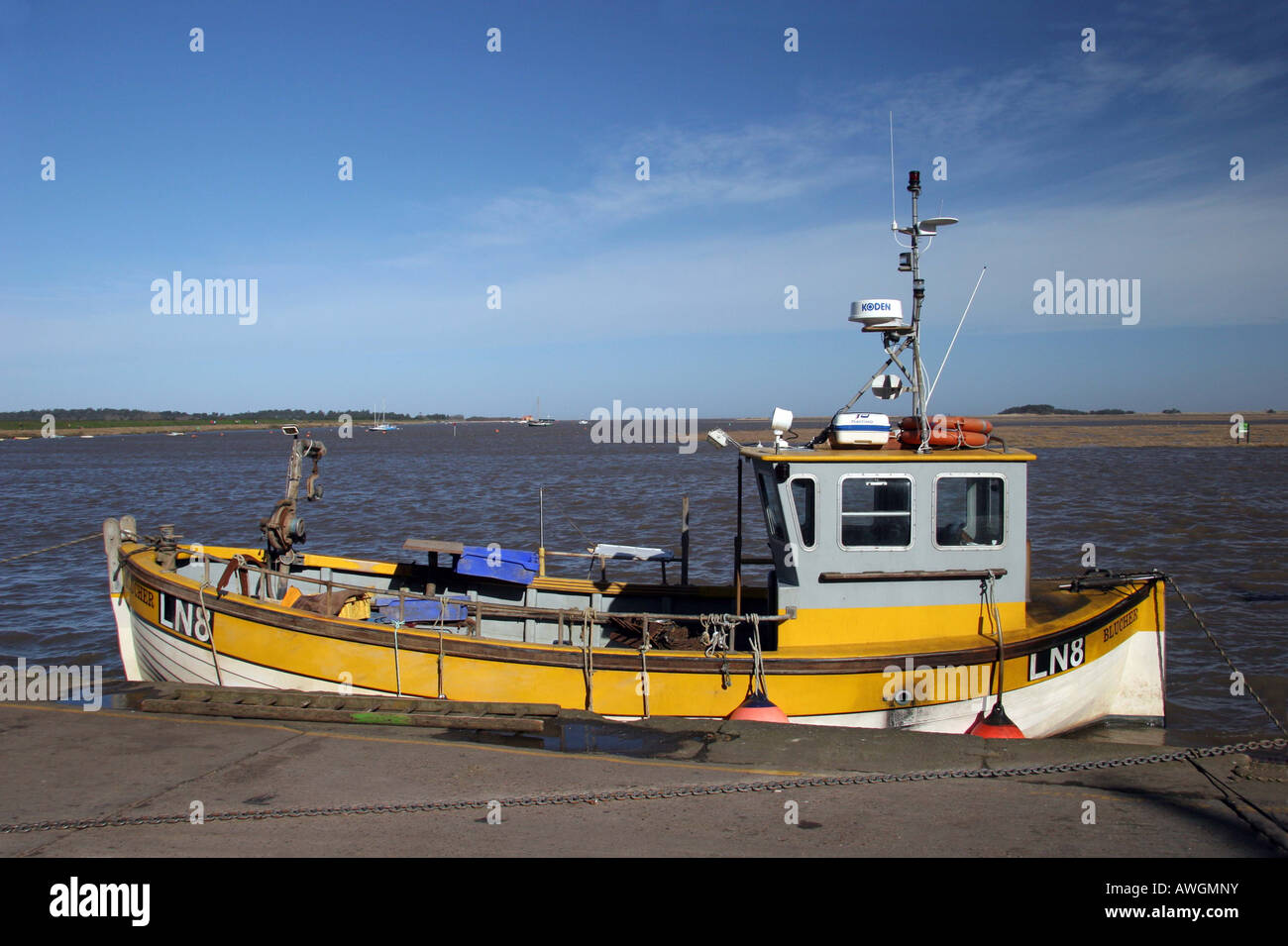 Giallo pesca barca ormeggiata in banchina Foto Stock