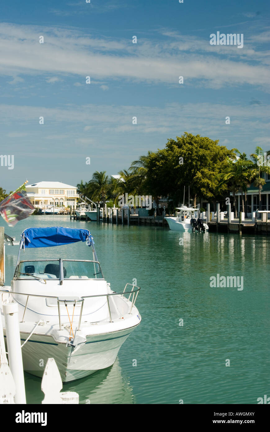 Tipica scena di canale in Florida keys con barche e case Foto Stock