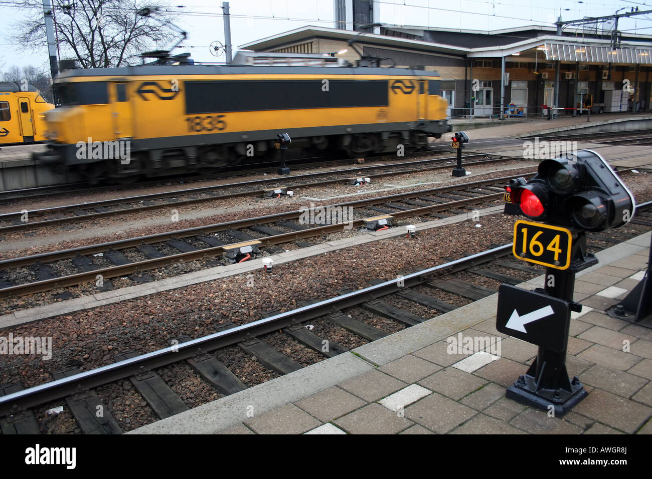 Una locomotiva che arrivano alla stazione di Venlo, Paesi Bassi Foto Stock