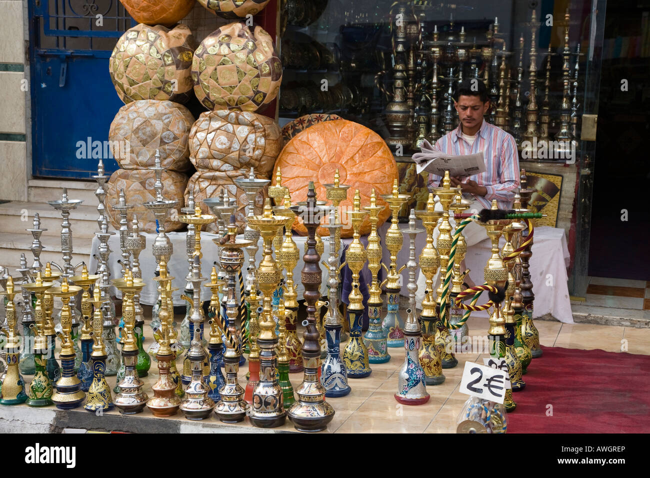 L'uomo vendere shisha pipe e cuscini in pelle a Sharm vecchia Sinai Egitto Foto Stock