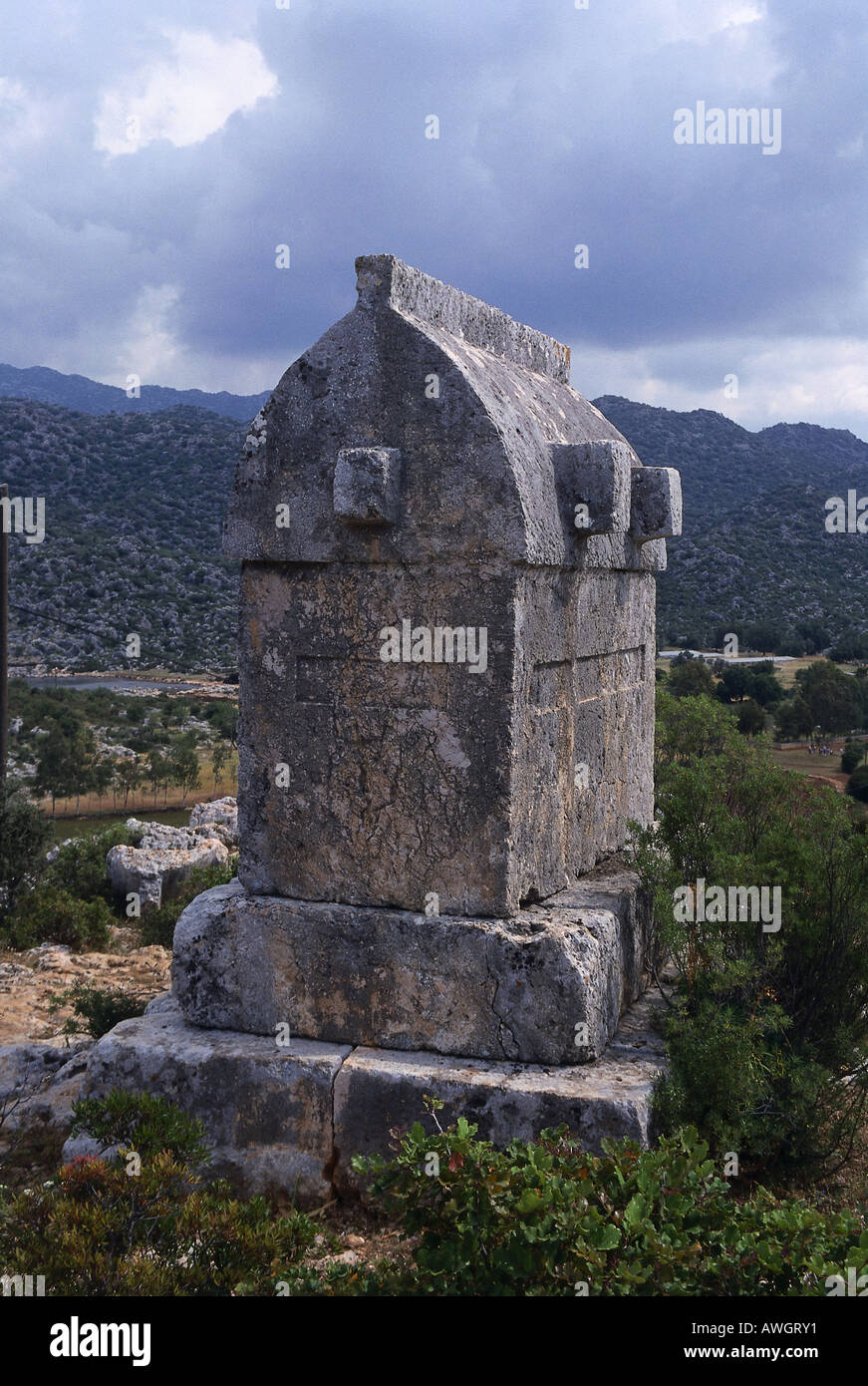 Mediterraneo La Turchia, Lycian tombe, sarcofago della tomba di base a gradini, inferiore grave piastra della camera ciffin acuto coperchio arrotondato crinale Foto Stock