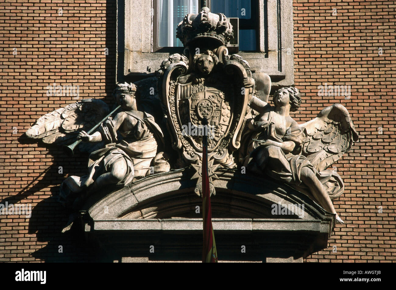 Spagna, Madrid, Calle de Alcalá 8, Real Casa de la Aduana, Neo-Classicalo stemma fiancheggiato da angeli, facciata porta Foto Stock
