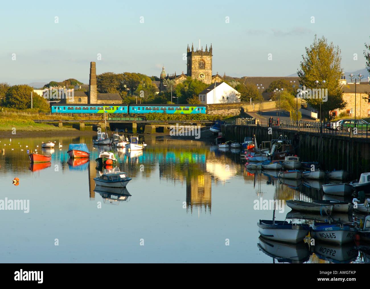 Treno che passa il porto a Workington, Cumbria occidentale, England Regno Unito Foto Stock