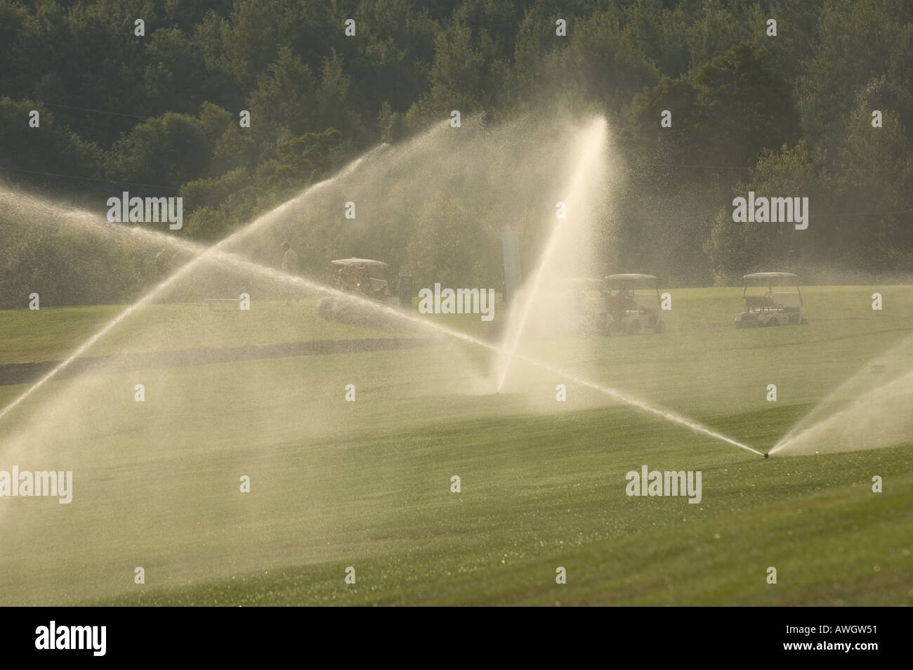 Un sistema di irrigazione acque il fairway a Sugarbush Golf Club a Warren, Vermont. Foto Stock