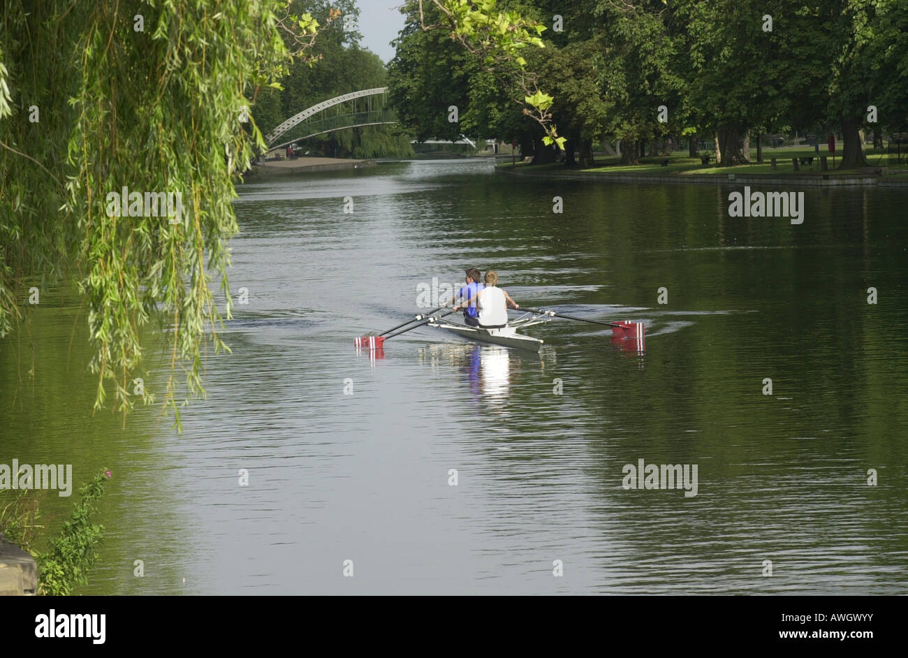 Scull doppia fila di equipaggio sul Fiume Great Ouse in Bedford Regno Unito Foto Stock