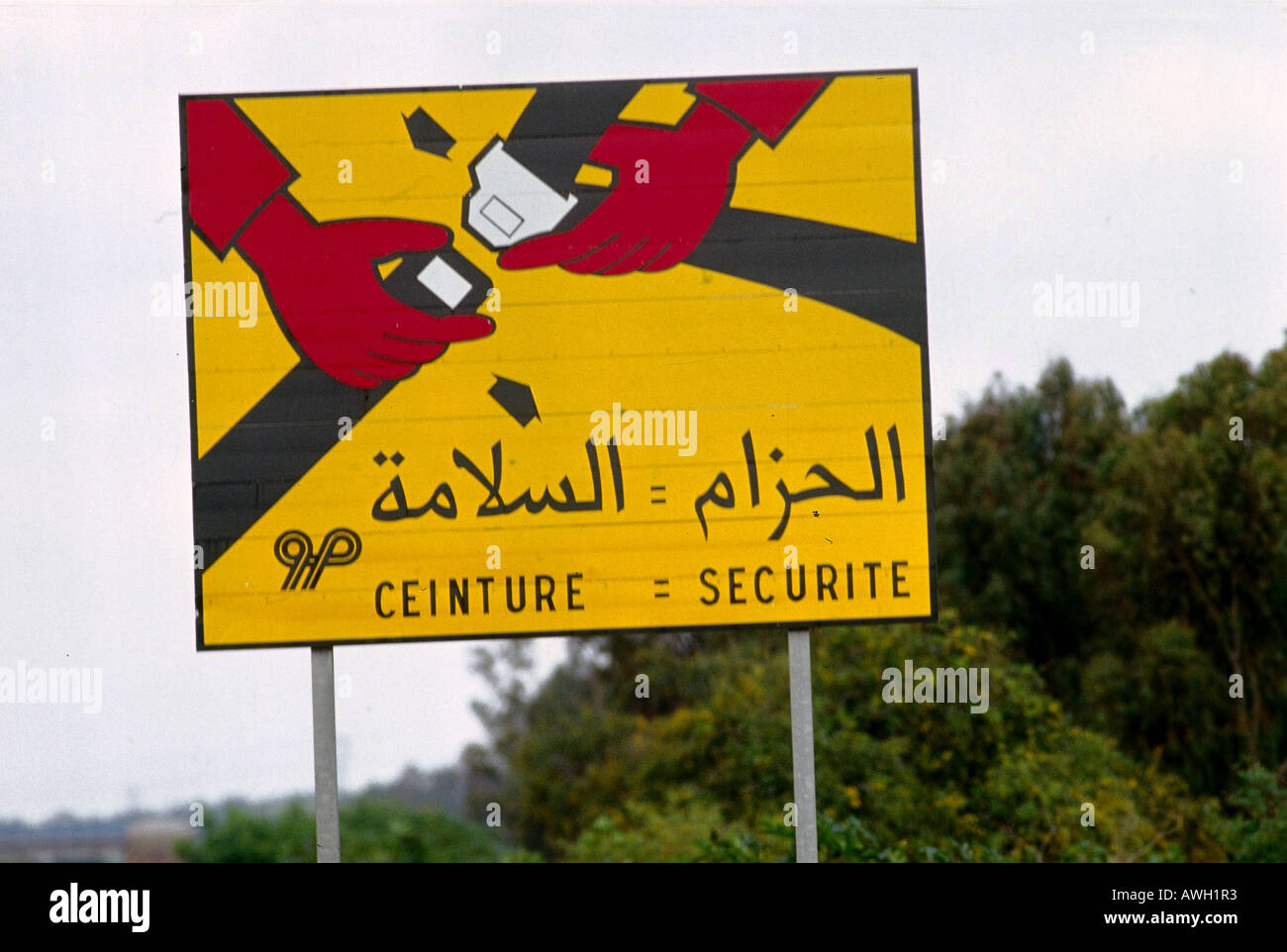 Il Marocco, duello lingua cartello stradale in francese e arabo Foto Stock