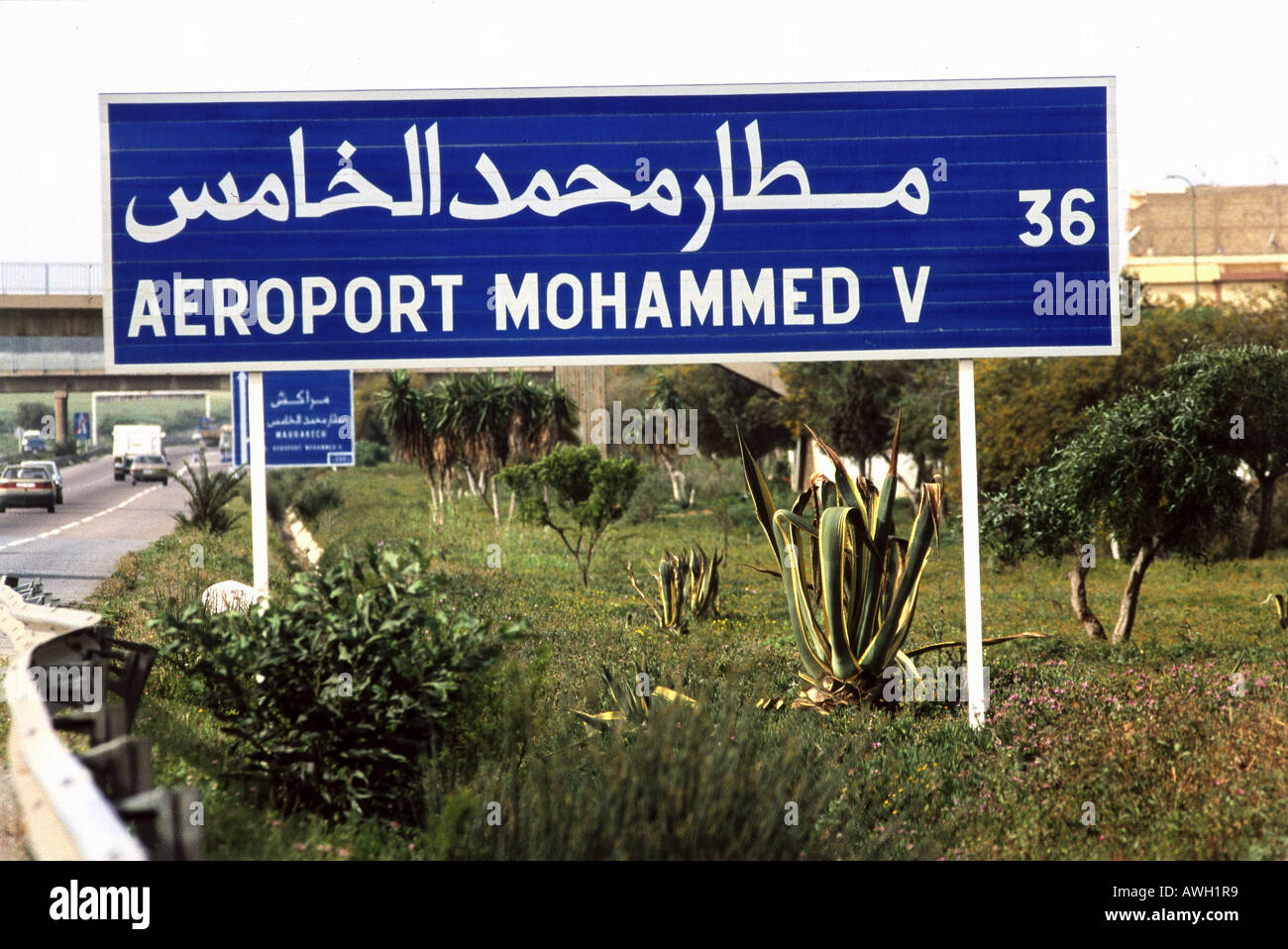 Il Marocco, Casablanca, segno per dall'aeroporto Mohammed V, in francese e arabo Foto Stock
