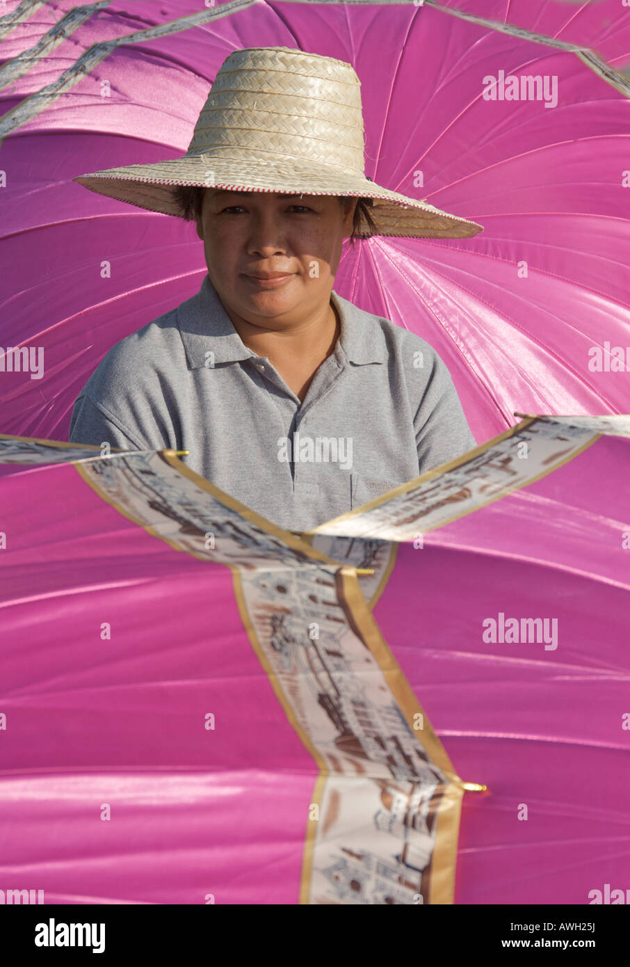 Ombrello donna venditore Chiang Mai Thailandia Foto Stock