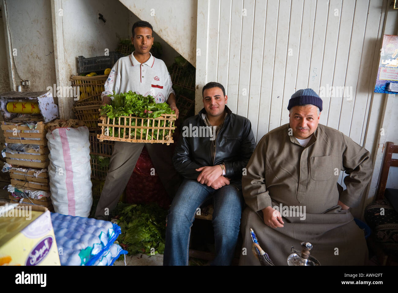 Padre egiziano e i suoi due figli in esecuzione a frutta e verdura shop nella vecchia Sharm Sinai Egitto Foto Stock