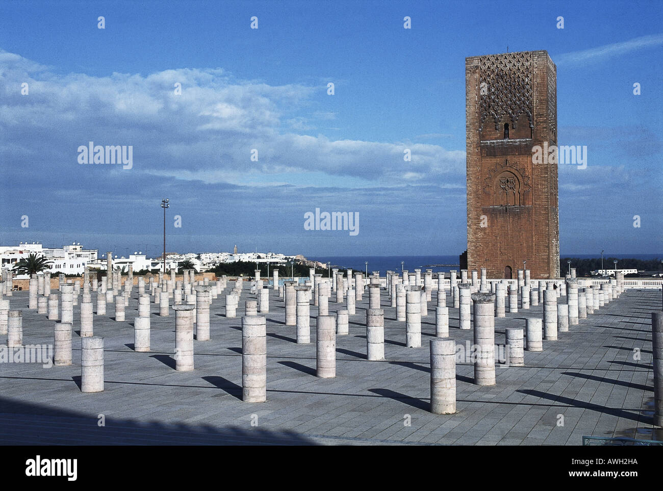 Il Marocco, Rabat, quadrato facciate Torre Hassan, un minareto incompiuto, e resti della moschea Hassan colonnato della sala di preghiera Foto Stock