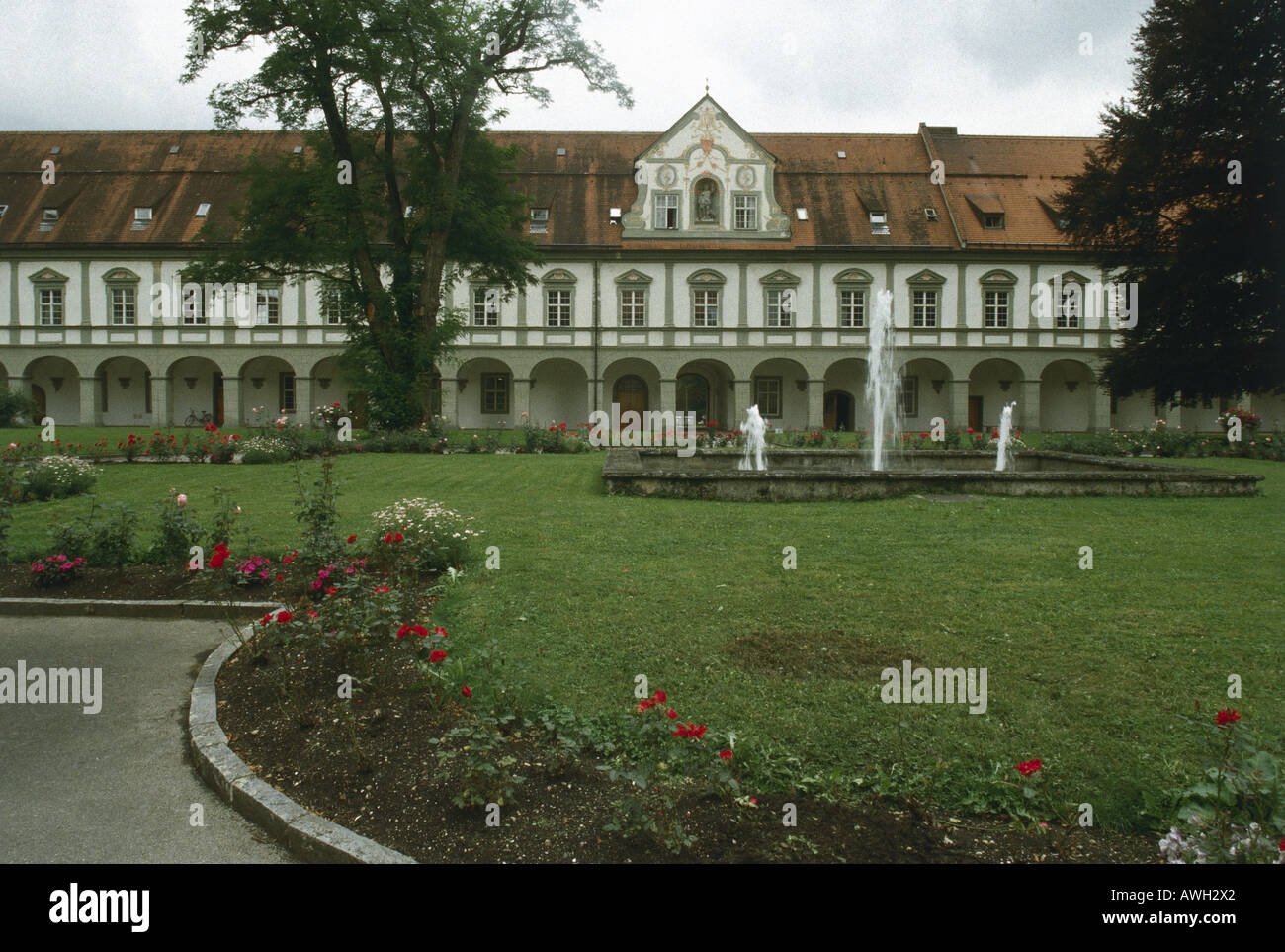 In Germania, in Baviera superiore (Sud), Benediktbeuern, ampia facciata e chiostri di ex Abbazia dei Benedettini Foto Stock