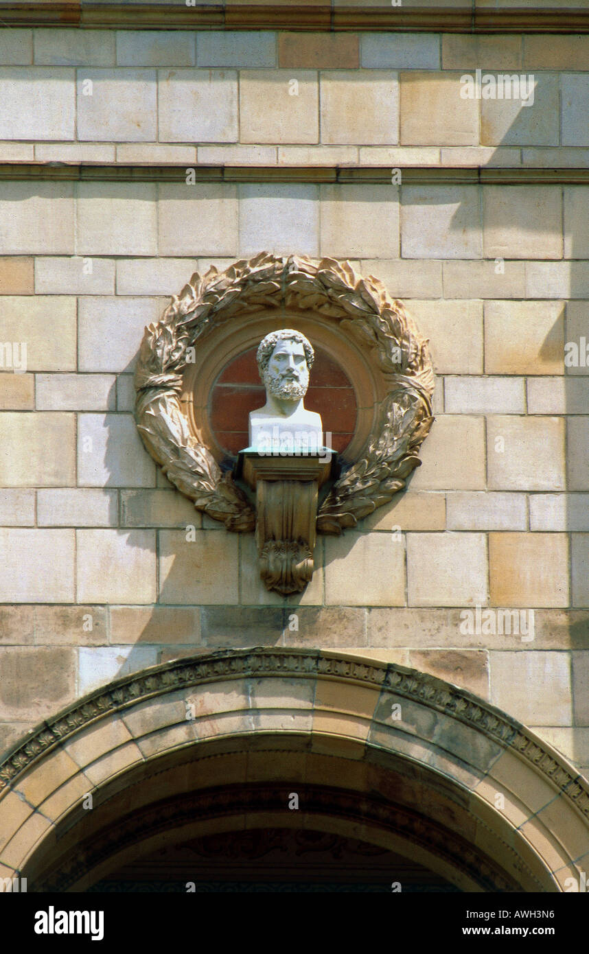 In Germania, in Baviera, Monaco di Baviera, Maximilianeum, busto sulla facciata Foto Stock