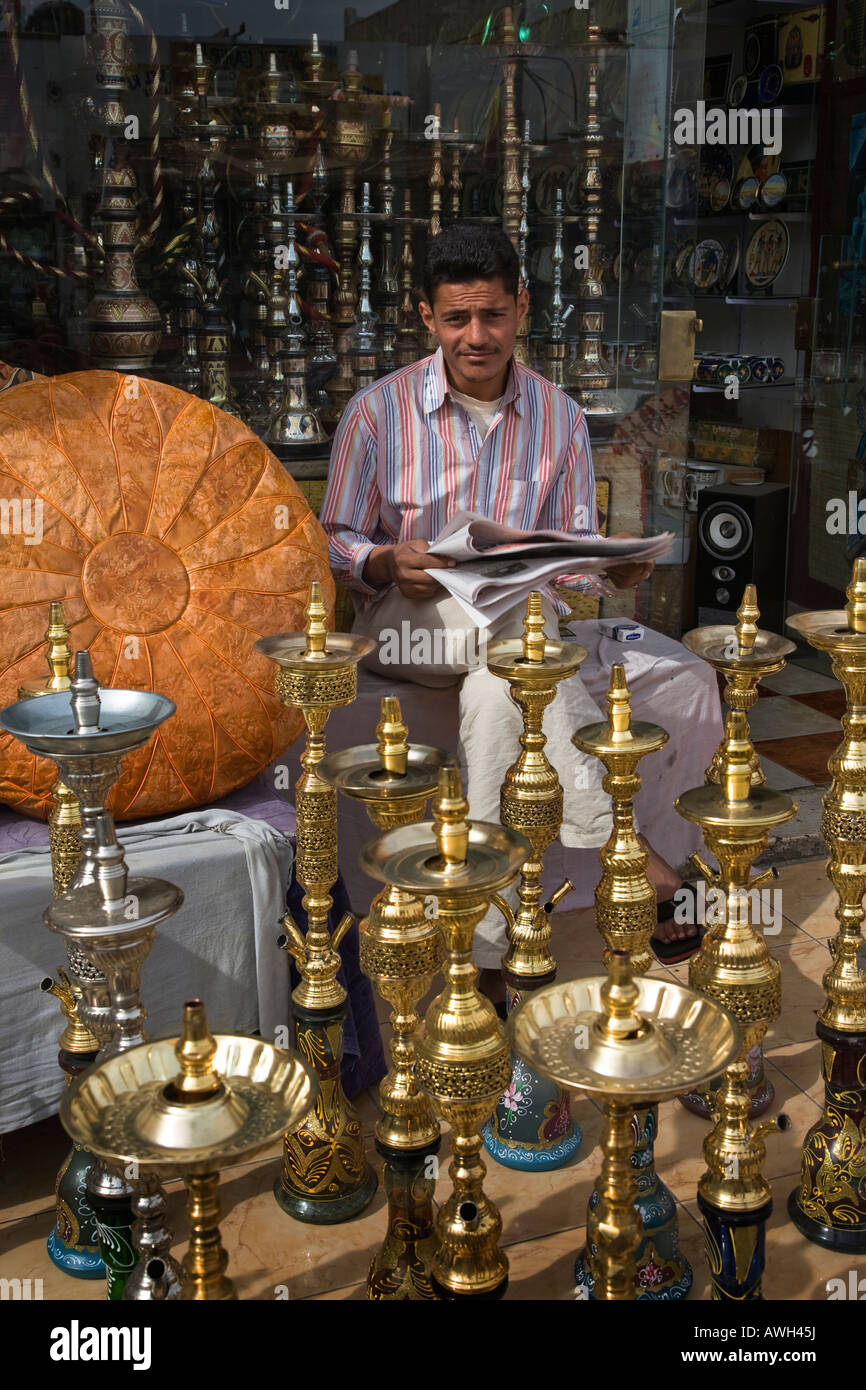L'uomo vendere shisha pipe e cuscini in pelle a Sharm vecchia Sinai Egitto Foto Stock