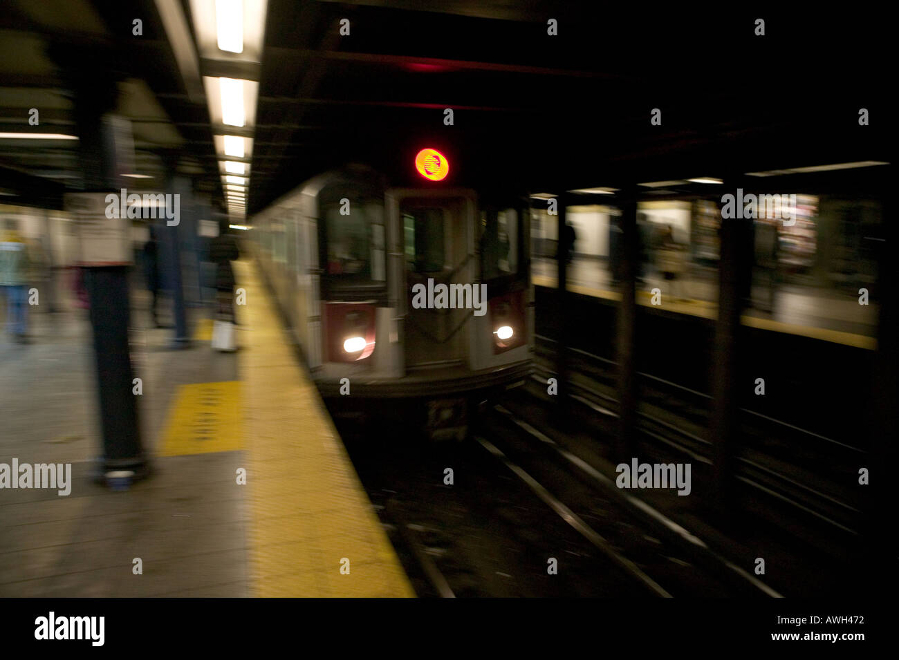 A New York City metropolitana treno arriva nella stazione USA Gennaio 2005 Foto Stock