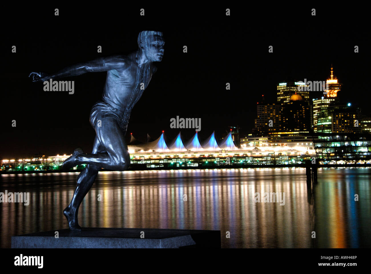 La statua del famoso campo e pista Olympic runner Harry Jerome , presa a Stanley Park di notte . Foto Stock