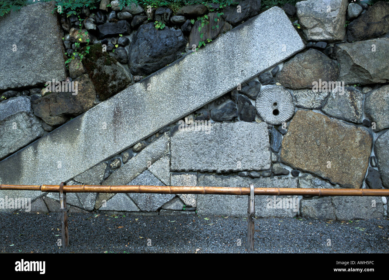 Taka ishi gaki alto muro di pietra di Shosei en giardino giapponese di Kyoto Foto Stock