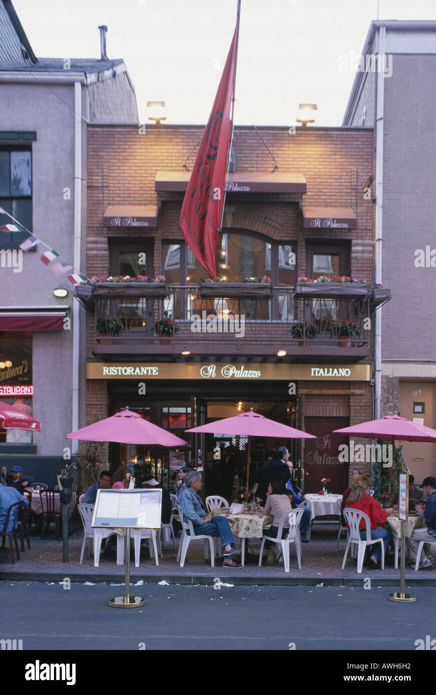 New York, Little Italy, Il Palazzo, i clienti seduti ai tavoli sotto gli ombrelloni Foto Stock
