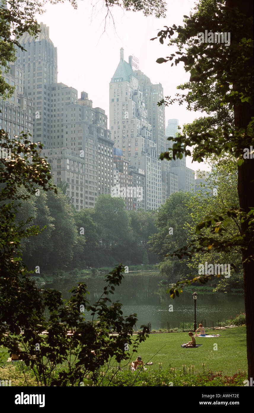 La vista dello stagno e la Essex House Hotel, al Central Park di New York City, New York, Stati Uniti d'America Foto Stock