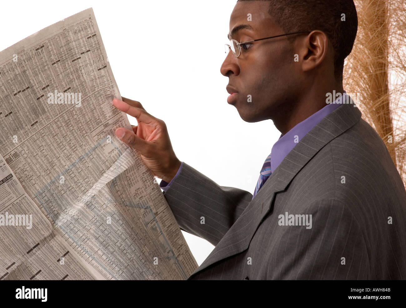 African American maschio quotidiano legge del mercato azionario USA Report Foto Stock