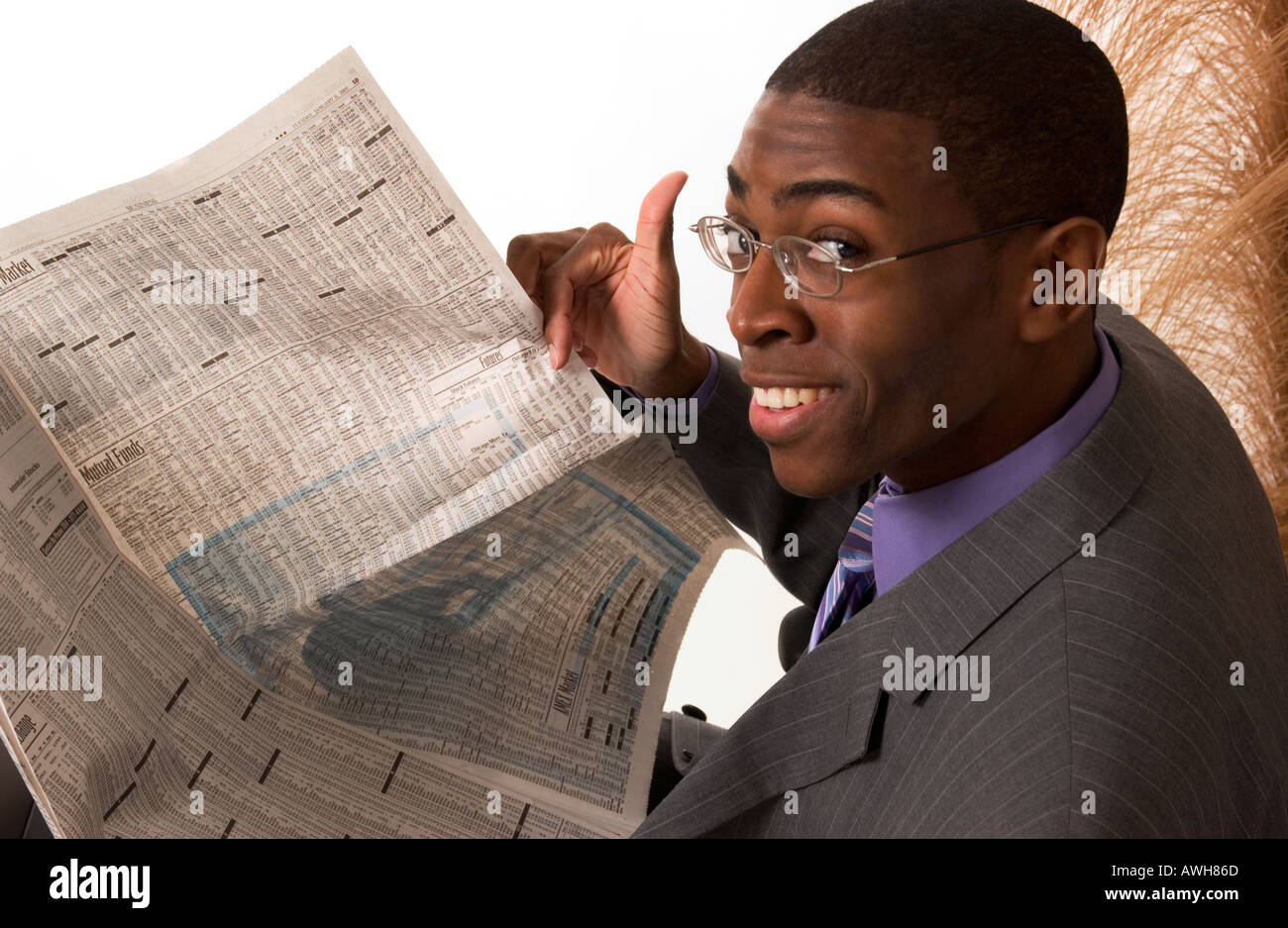 African American maschio quotidiano legge del mercato azionario USA Report Foto Stock