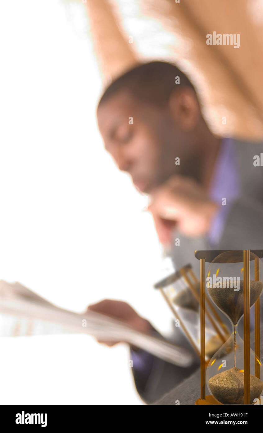 African American maschio quotidiano legge del mercato azionario USA Report Foto Stock