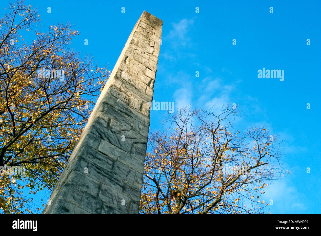 Obelisco eretto da Beau Nash in 1738 in onore di Federico Principe di Galles in Queen Square Bath Inghilterra Foto Stock