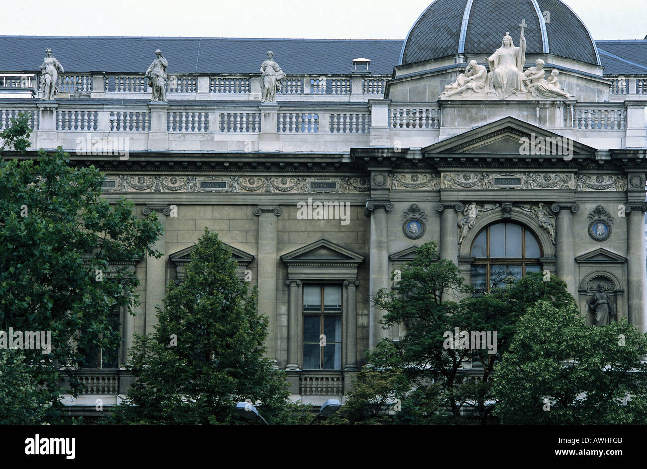 Austria, Vienna, Università di Vienna, Rinascimento italiano facciata superiore costruito per progettare da Heinrich von Ferstel Foto Stock