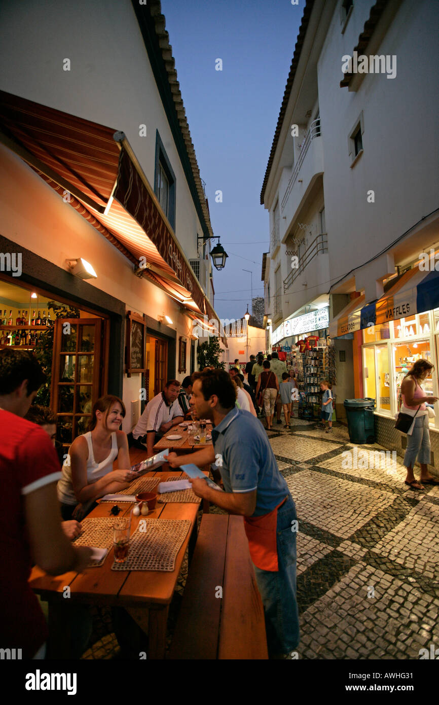 Una serata tipica scena di strada in Alvor sul Portogallo s costa Algarve. Foto Stock