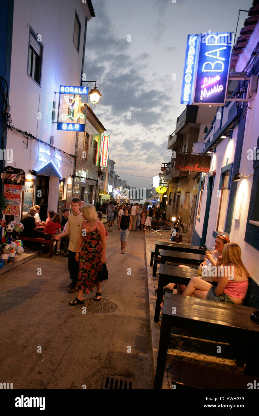 Una serata tipica scena di strada in Alvor in Portogallo Algarve costa. Foto Stock