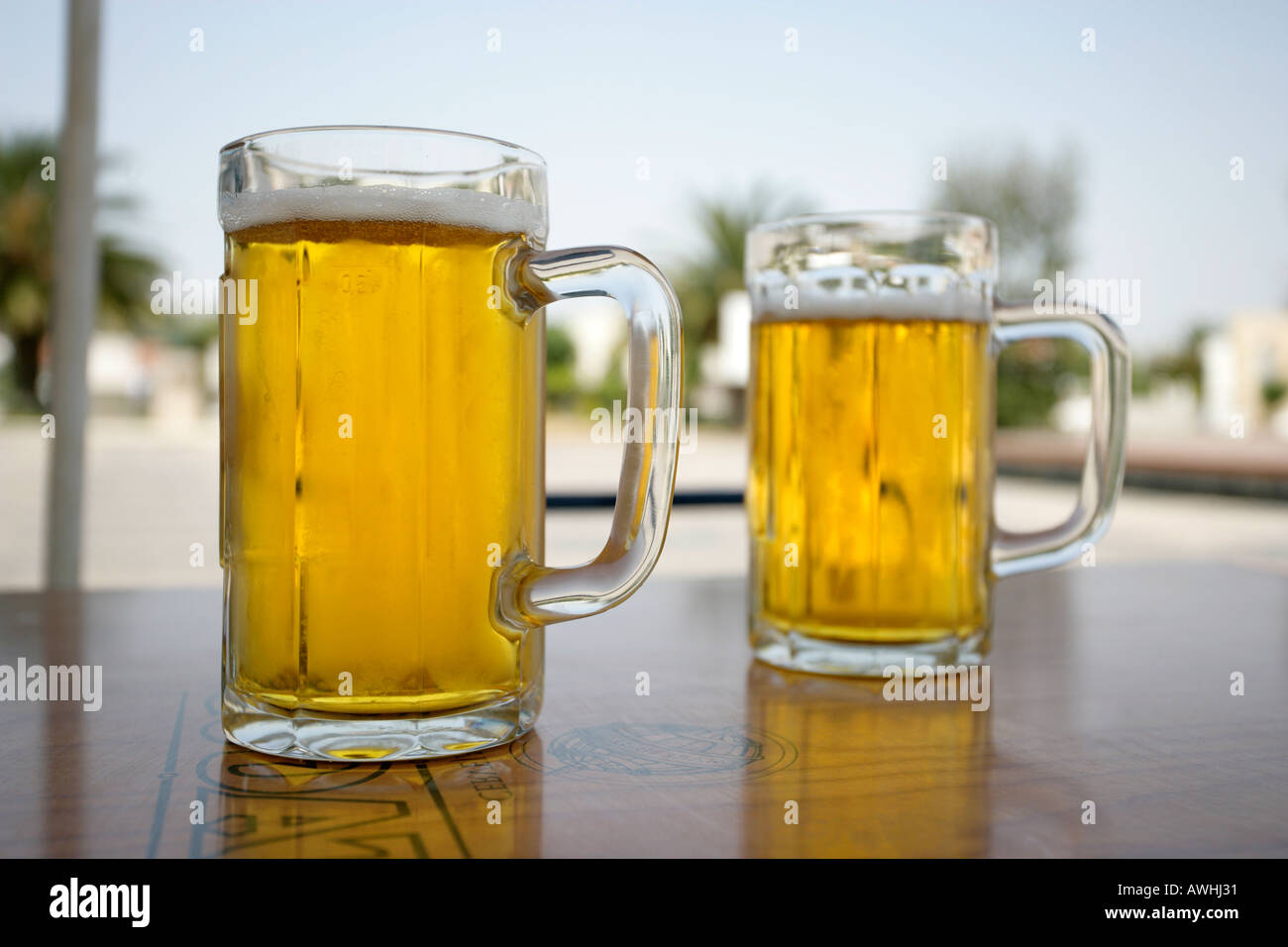 Due gelido freddo pinte di birra servita presso un cafe' all'aperto Foto Stock