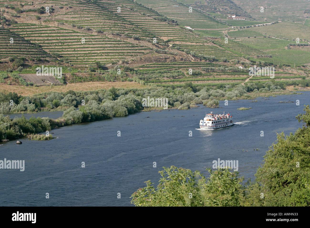 Un tour in barca con turisti e occhi veggenti a bordo motori giù il fiume Douro in Portogallo. Foto Stock