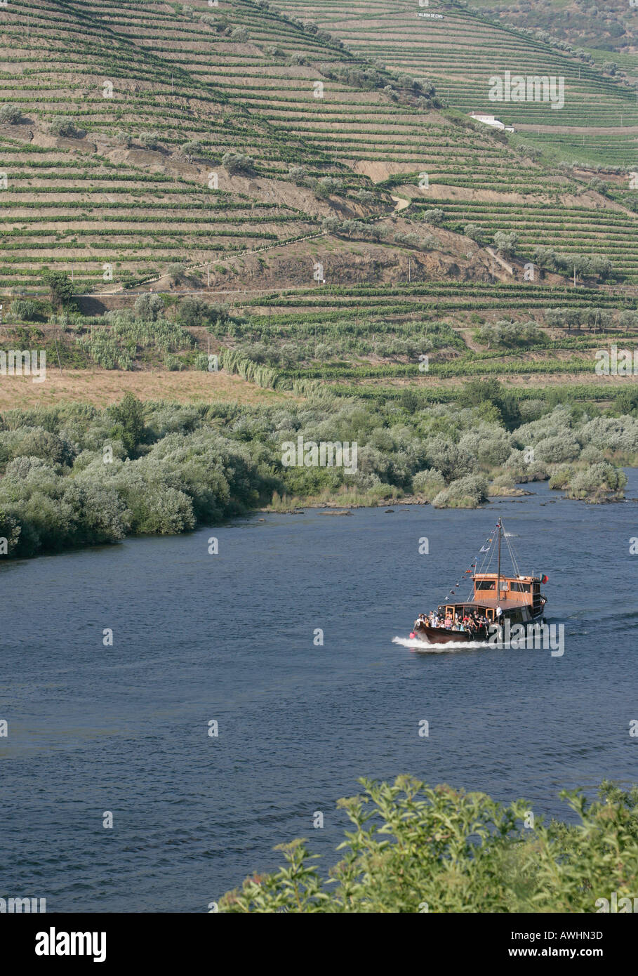 Una porta tradizionale-stile di vino tour in barca con i turisti e dalla vista vedere-ers a bordo motori giù il fiume Douro in Portogallo. Foto Stock