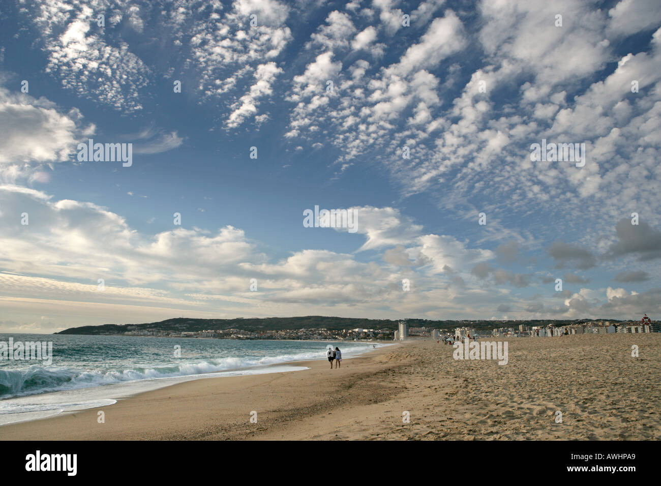 Le onde in arrivo sulle ampie spiagge di Figueira da Foz Portogallo in estate Foto Stock