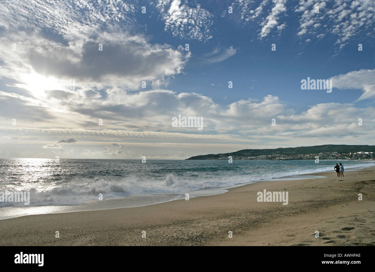 Onde che si infrangono sulle ampie spiagge di Figueira da Foz Portogallo in estate al tramonto Foto Stock
