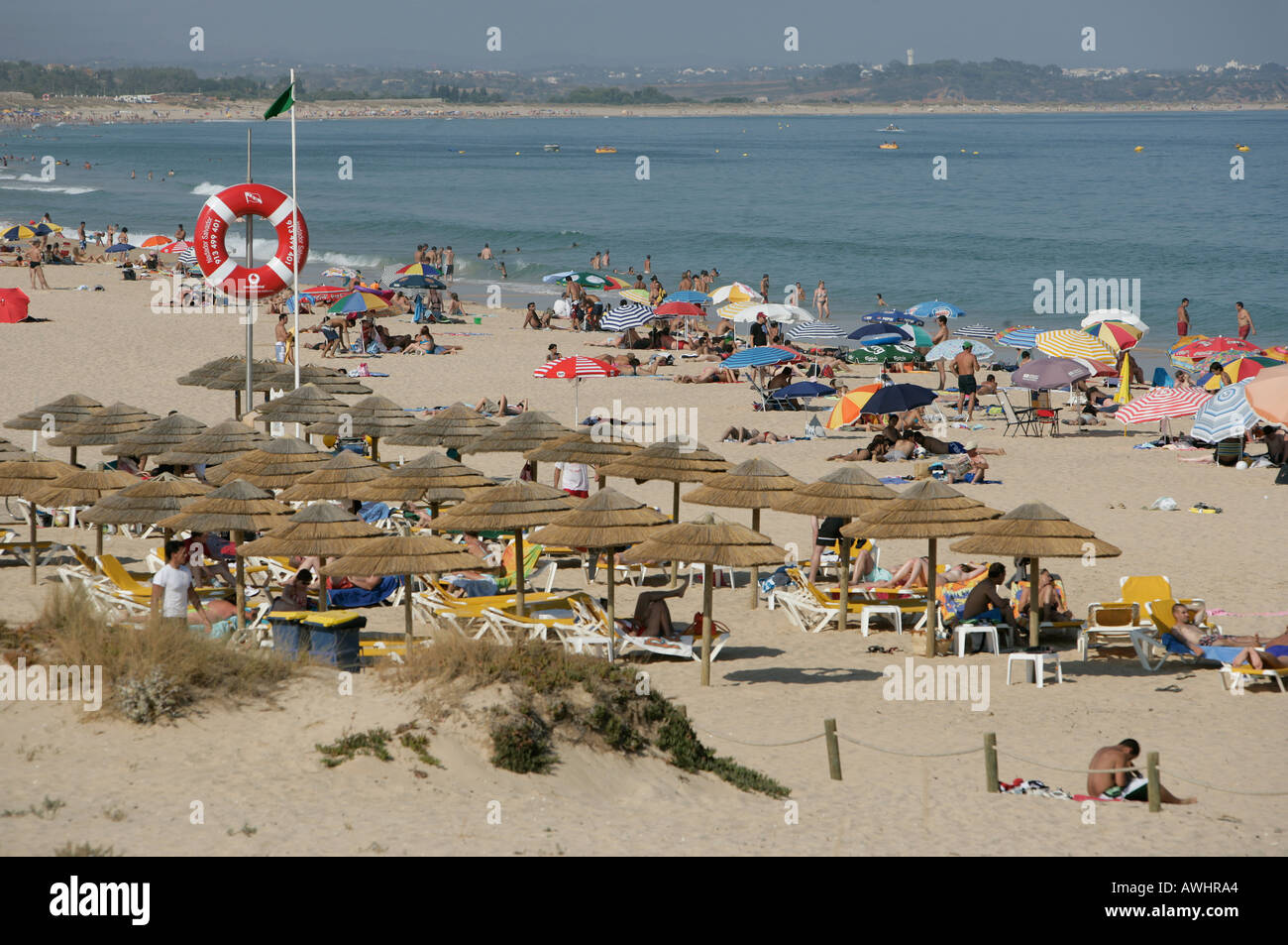 La spiaggia di Lagos Portogallo chiamato Meia Praia affollato con estate residenti e turisti Foto Stock