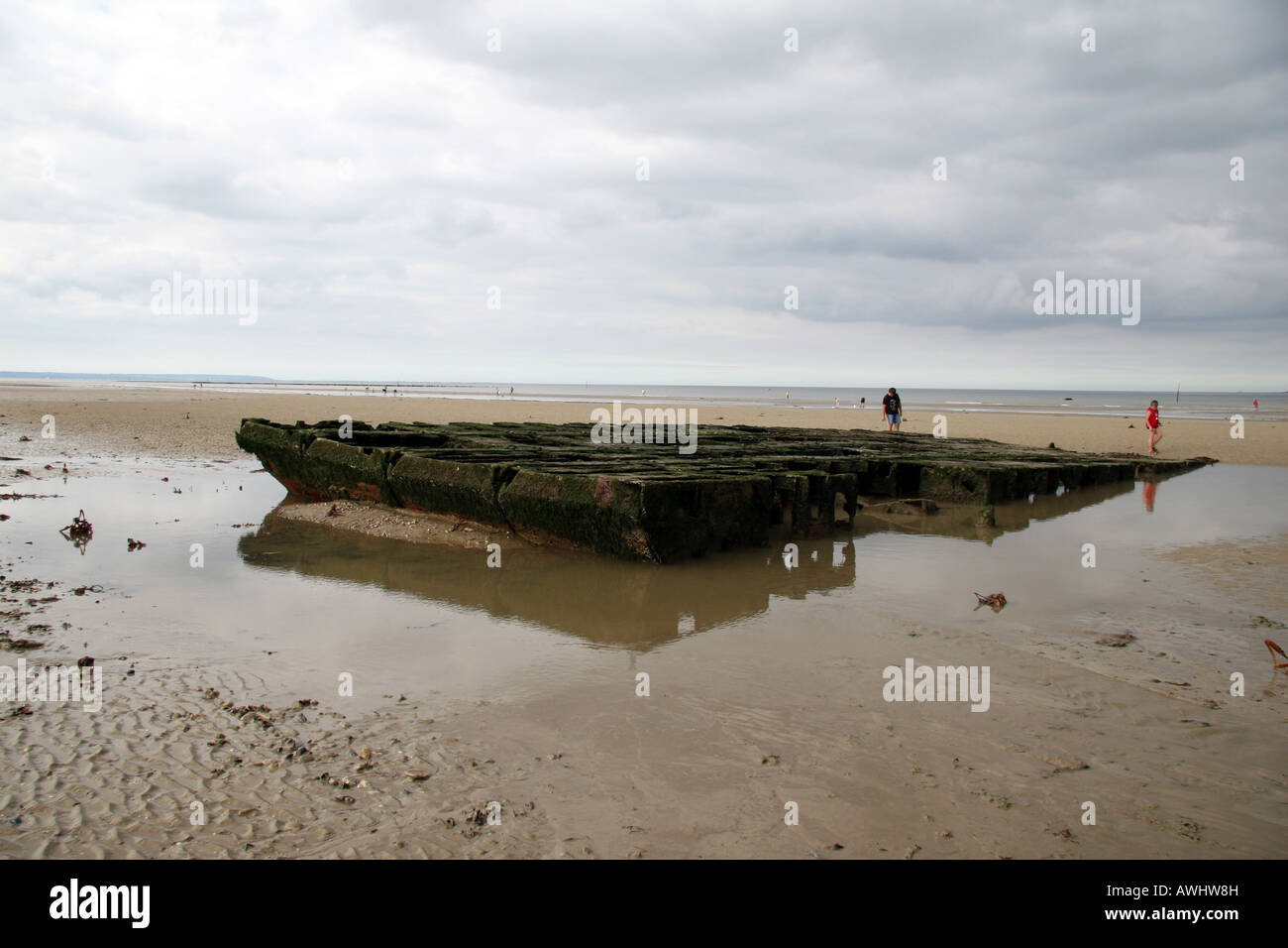 La vista lungo la Utah Beach (uscita 2 area) con un Mulberry remenent a bassa marea in Normandia. Foto Stock