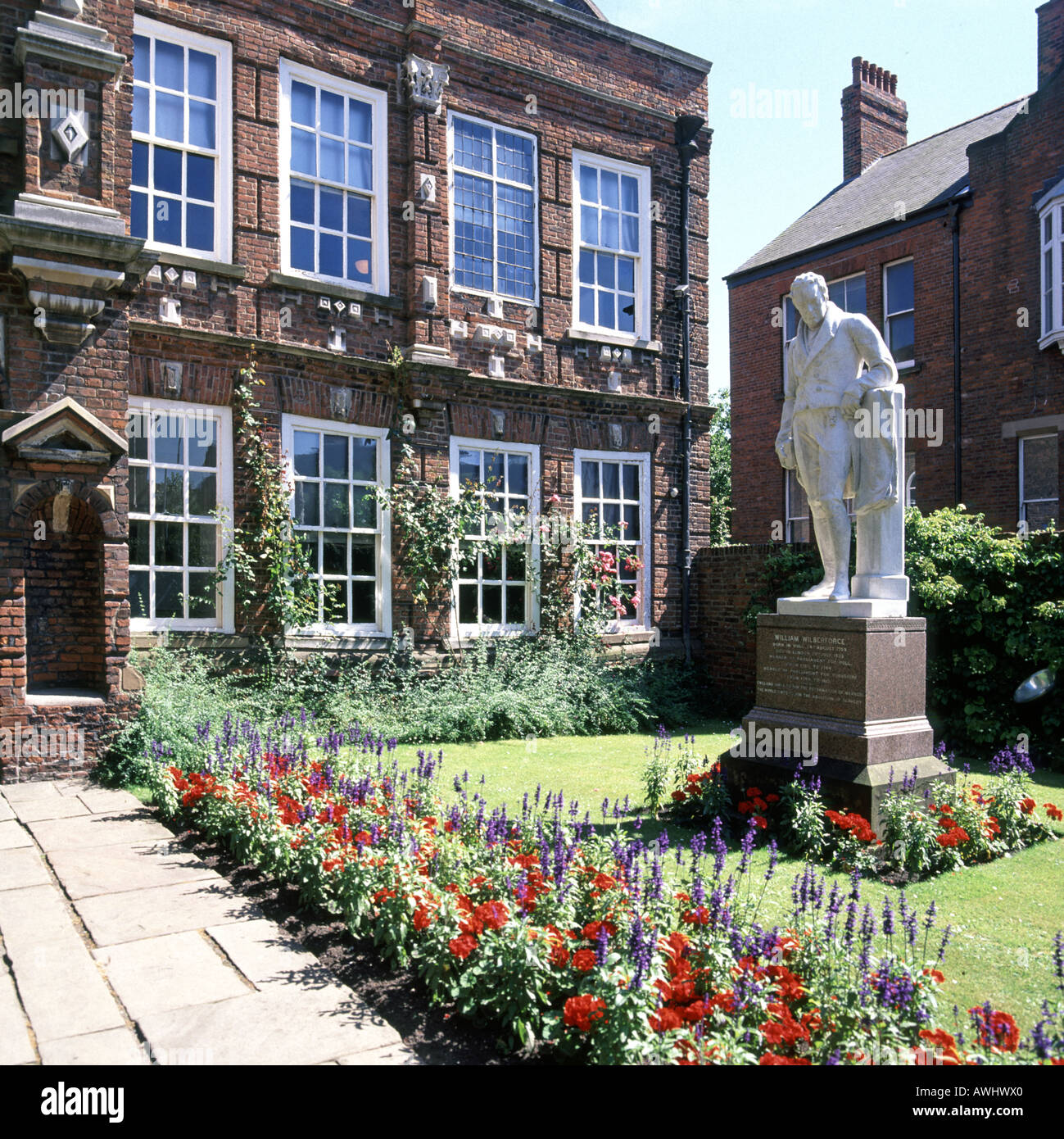 Statua di William Wilberforce nel giardino di fronte alla sua casa natale Wilberforce House a Hull in Inghilterra dello Yorkshire Regno Unito ora un museo di schiavi e la schiavitù Foto Stock