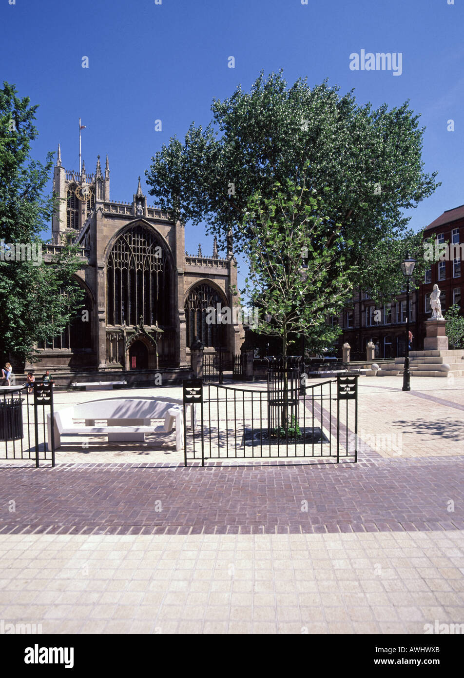 Kingston Upon Hull aree pavimentate intorno a Chiesa della Santa Trinità sostiene di essere la più grande chiesa parrocchiale in Inghilterra Foto Stock